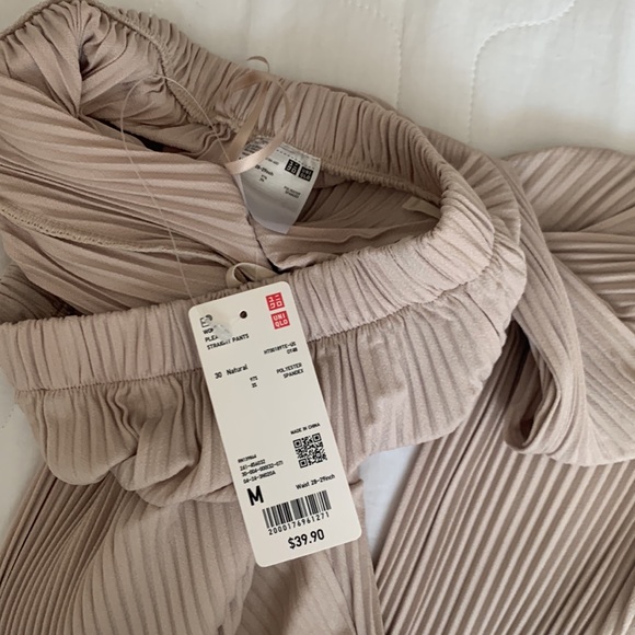 Uniqlo Pleated Straight Pants - Picture 9 of 9